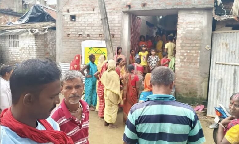 19 वर्षीय युवक ने घर में फांसी लगाकर की आत्महत्या, परिजनों में मचा कोहराम 19 वर्षीय युवक ने घर में फांसी लगाकर की आत्महत्या, परिजनों में मचा कोहराम