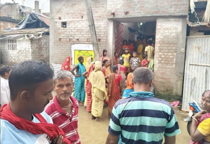 19 वर्षीय युवक ने घर में फांसी लगाकर की आत्महत्या, परिजनों में मचा कोहराम 19 वर्षीय युवक ने घर में फांसी लगाकर की आत्महत्या, परिजनों में मचा कोहराम