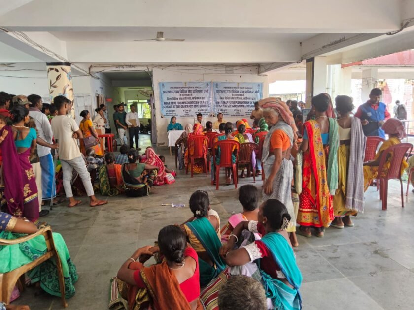 गांव-गांव पहुंचकर ग्रामीणों को दी निःशुल्क विधिक सहायता की जानकारी