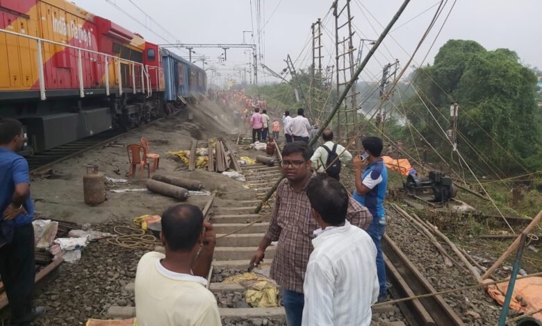 न्यू फरक्का में 24 घंटे में फिर धंसी जमीन, रेल परिचालन प्रभावित न्यू फरक्का में 24 घंटे में फिर धंसी जमीन, रेल परिचालन प्रभावित