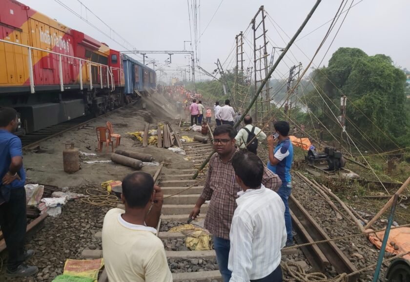 न्यू फरक्का में 24 घंटे में फिर धंसी जमीन, रेल परिचालन प्रभावित न्यू फरक्का में 24 घंटे में फिर धंसी जमीन, रेल परिचालन प्रभावित