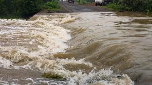 निसिंद्रा कटान पर सड़क डूबी, झारखंड-बंगाल संपर्क ठप