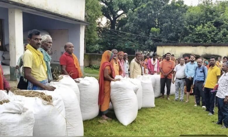 गदाई दियारा में बाढ़ से पशुपालकों के सामने चारे का संकट गदाई दियारा में बाढ़ से पशुपालकों के सामने चारे का संकट