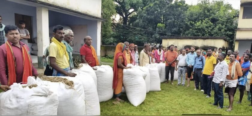 गदाई दियारा में बाढ़ से पशुपालकों के सामने चारे का संकट गदाई दियारा में बाढ़ से पशुपालकों के सामने चारे का संकट