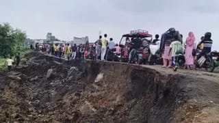 पुठीमारी पलटन ब्रिज के पास सड़क धंसी, पाकुड़-बंगाल मार्ग पर आवागमन ठप पुठीमारी पलटन ब्रिज के पास सड़क धंसी, पाकुड़-बंगाल मार्ग पर आवागमन ठप