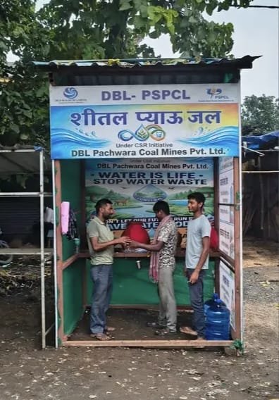 जन्माष्टमी पर डीबीएल पीएसपीसीएल की पहल, अमड़ापाड़ा बस स्टैंड में राहगीरों के लिए शुरू हुआ गुड़-पानी