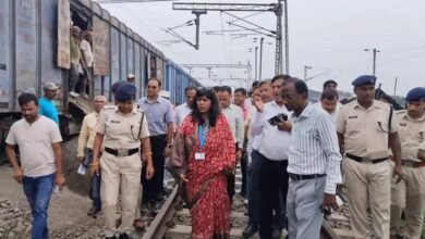 भू-धसान से क्षतिग्रस्त रेलवे ट्रैक का जीएम ने लिया जायजा, जल्द परिचालन बहाल करने का निर्देश
