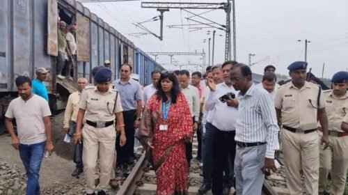 भू-धसान से क्षतिग्रस्त रेलवे ट्रैक का जीएम ने लिया जायजा, जल्द परिचालन बहाल करने का निर्देश