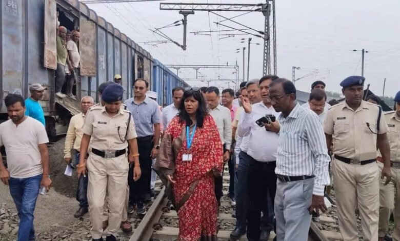 भू-धसान से क्षतिग्रस्त रेलवे ट्रैक का जीएम ने लिया जायजा, जल्द परिचालन बहाल करने का निर्देश भू-धसान से क्षतिग्रस्त रेलवे ट्रैक का जीएम ने लिया जायजा, जल्द परिचालन बहाल करने का निर्देश
