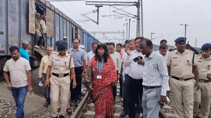 भू-धसान से क्षतिग्रस्त रेलवे ट्रैक का जीएम ने लिया जायजा, जल्द परिचालन बहाल करने का निर्देश भू-धसान से क्षतिग्रस्त रेलवे ट्रैक का जीएम ने लिया जायजा, जल्द परिचालन बहाल करने का निर्देश
