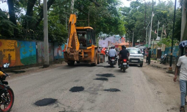 NH-75 को गड्ढामुक्त करने का अभियान तेज,जर्जर हिस्सों की हो रही मरम्मत NH-75 को गड्ढामुक्त करने का अभियान तेज,जर्जर हिस्सों की हो रही मरम्मत