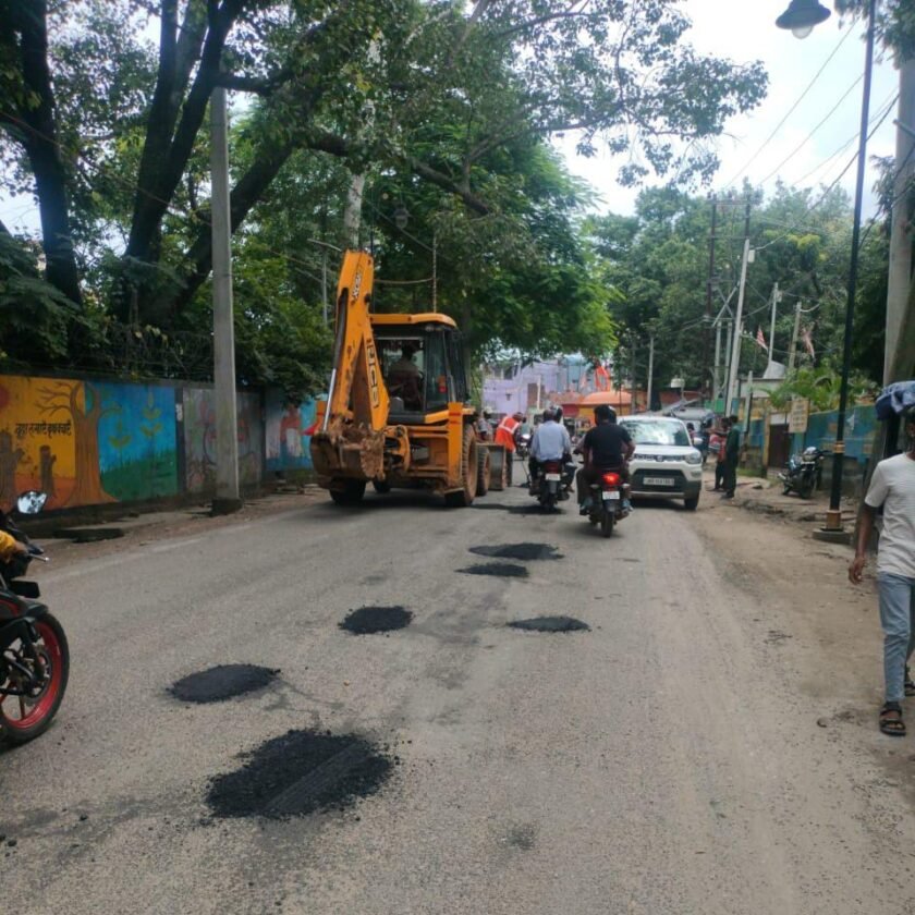 NH-75 को गड्ढामुक्त करने का अभियान तेज,जर्जर हिस्सों की हो रही मरम्मत NH-75 को गड्ढामुक्त करने का अभियान तेज,जर्जर हिस्सों की हो रही मरम्मत