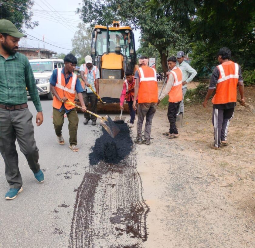 NH-75 को गड्ढामुक्त करने का अभियान तेज,जर्जर हिस्सों की हो रही मरम्मत NH-75 को गड्ढामुक्त करने का अभियान तेज,जर्जर हिस्सों की हो रही मरम्मत