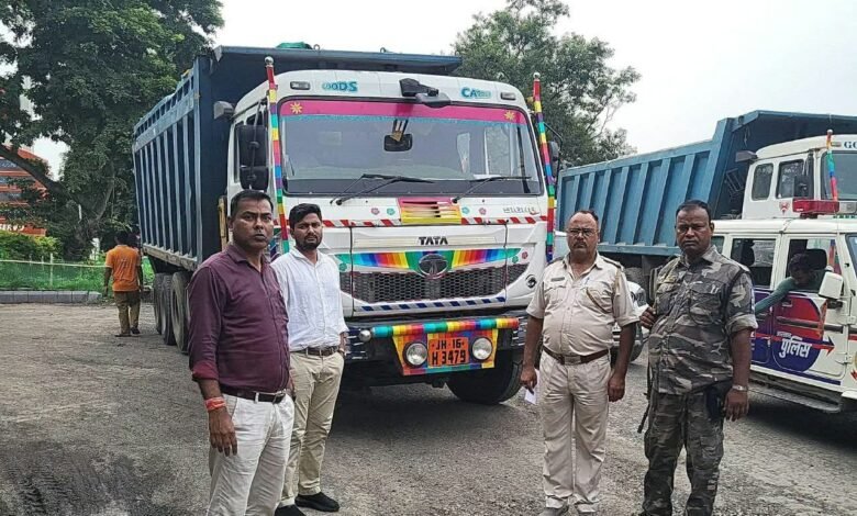 पाकुड़:दस्तावेज नहीं दिखाने पर स्टोन चिप्स लदा हाइवा जब्त पाकुड़:दस्तावेज नहीं दिखाने पर स्टोन चिप्स लदा हाइवा जब्त