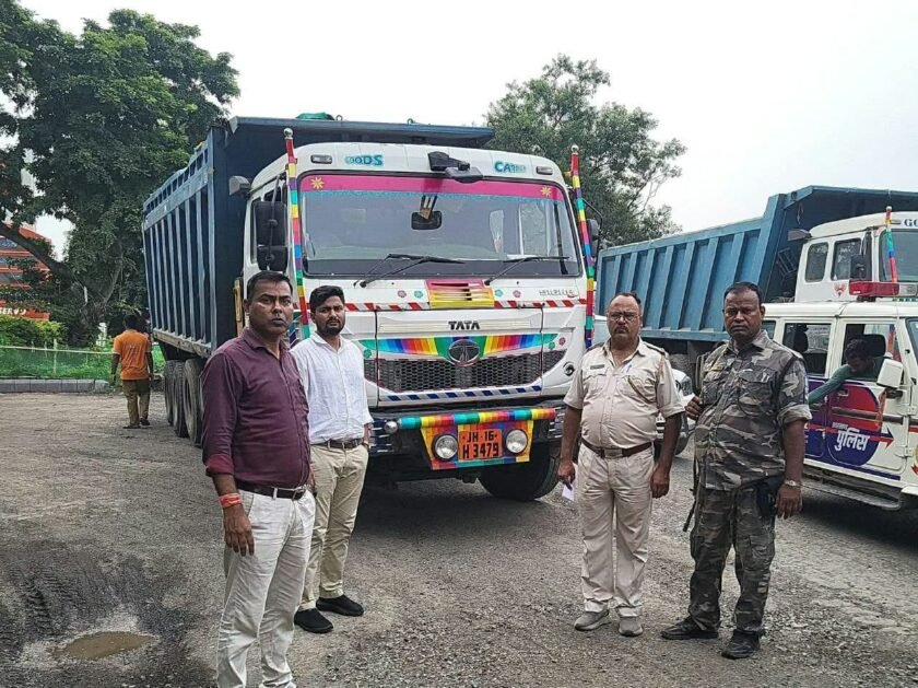 पाकुड़:दस्तावेज नहीं दिखाने पर स्टोन चिप्स लदा हाइवा जब्त पाकुड़:दस्तावेज नहीं दिखाने पर स्टोन चिप्स लदा हाइवा जब्त