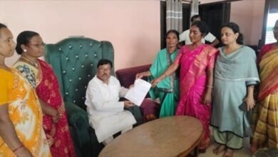 महेशपुर की आंगनबाड़ी सेविकाओं ने विधायक प्रो. स्टीफन मरांडी से मिलकर रखीं मांगें