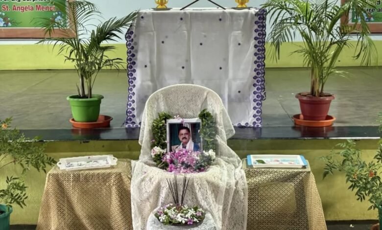 पाकुड़/महेशपुर:उर्सुलाइन कॉलेज में मंत्री सुदिव्य सोनू को श्रद्धांजलि पाकुड़/महेशपुर:उर्सुलाइन कॉलेज में मंत्री सुदिव्य सोनू को श्रद्धांजलि