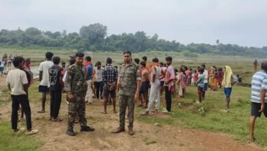 बांसलोई नदी के घाट से 16 वर्षीय युवक का शव बरामद बांसलोई नदी के घाट से 16 वर्षीय युवक का शव बरामद
