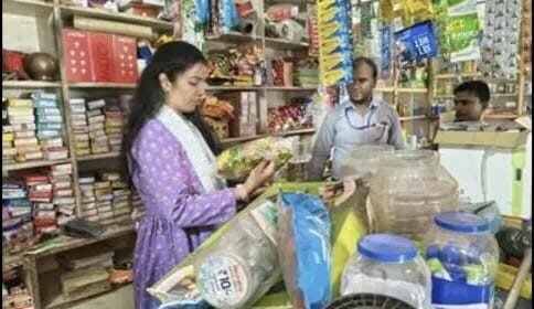 पाकुड़ में खाद्य सुरक्षा विभाग की छापेमारी, एक्सपायरी सामान मिलने पर दुकानदारों पर जुर्माना