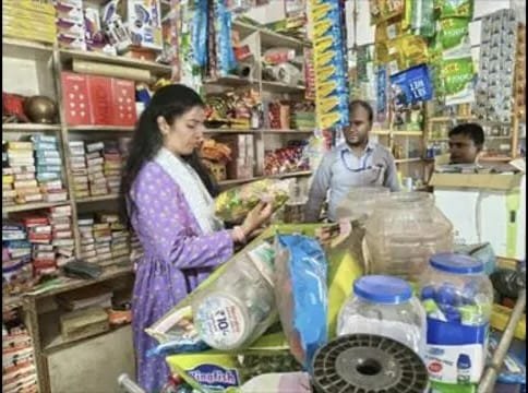 पाकुड़ में खाद्य सुरक्षा विभाग की छापेमारी, एक्सपायरी सामान मिलने पर दुकानदारों पर जुर्माना