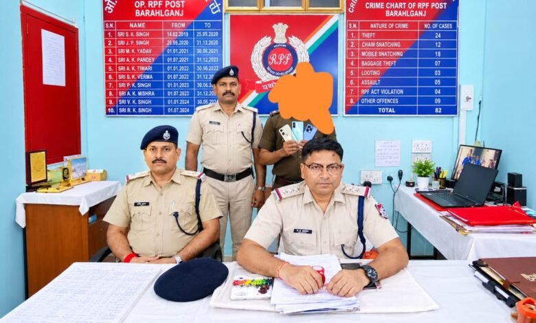 ब्रह्मपुत्र मेल में यात्रियों की जेब से तीन मोबाइल चोरी, आरोपी गिरफ्तार ब्रह्मपुत्र मेल में यात्रियों की जेब से तीन मोबाइल चोरी, आरोपी गिरफ्तार