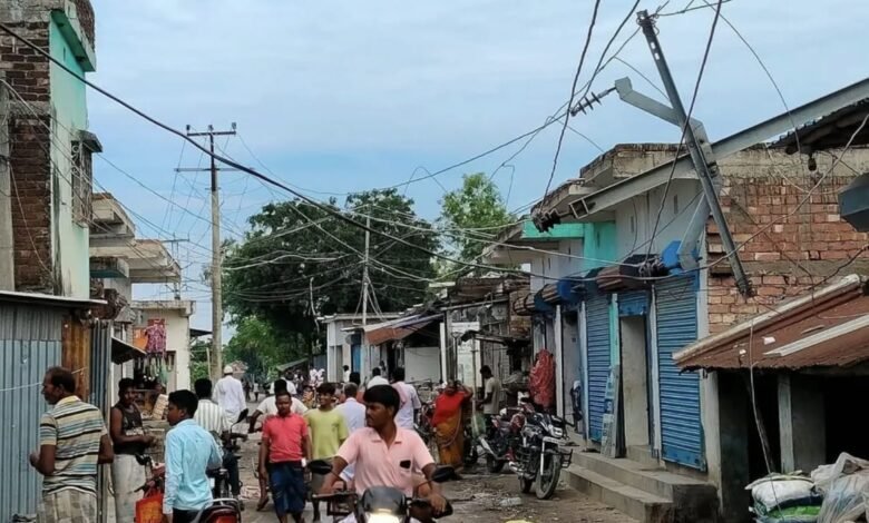 शांति मोड़ बाजार में सड़क पर गिरा 11 हजार वोल्ट का तार,बड़ा हादसा टला शांति मोड़ बाजार में सड़क पर गिरा 11 हजार वोल्ट का तार,बड़ा हादसा टला