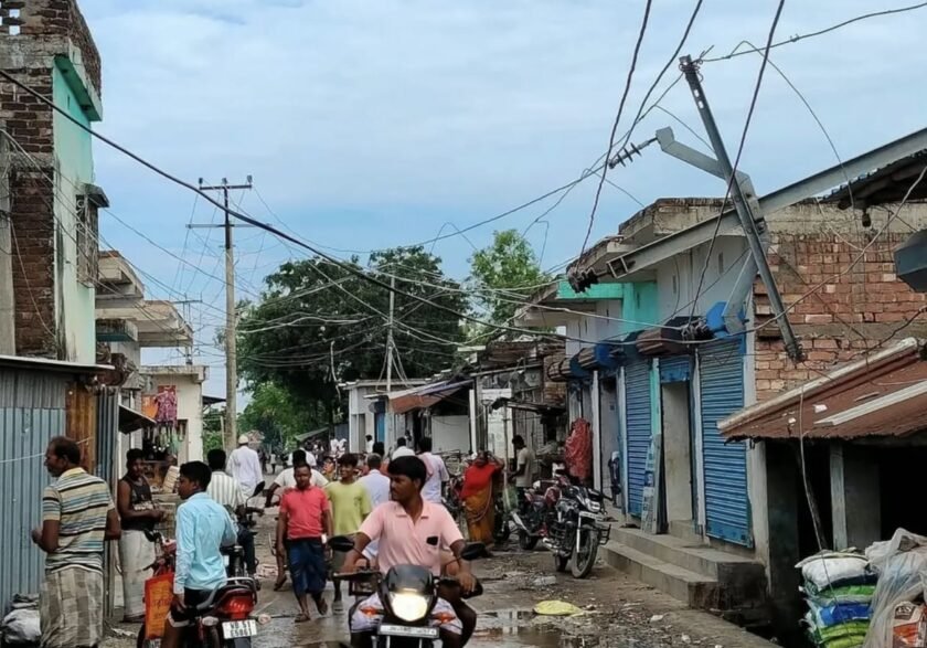 शांति मोड़ बाजार में सड़क पर गिरा 11 हजार वोल्ट का तार,बड़ा हादसा टला शांति मोड़ बाजार में सड़क पर गिरा 11 हजार वोल्ट का तार,बड़ा हादसा टला