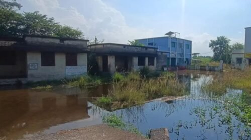 भवानीपुर में 15 दिनों से पानी में डूबे पंचायत सचिवालय और स्वास्थ्य केंद्र