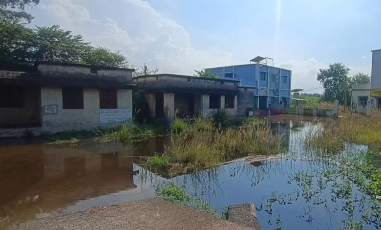 भवानीपुर में 15 दिनों से पानी में डूबे पंचायत सचिवालय और स्वास्थ्य केंद्र भवानीपुर में 15 दिनों से पानी में डूबे पंचायत सचिवालय और स्वास्थ्य केंद्र