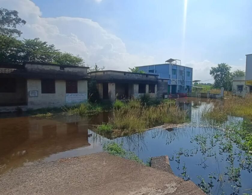 भवानीपुर में 15 दिनों से पानी में डूबे पंचायत सचिवालय और स्वास्थ्य केंद्र भवानीपुर में 15 दिनों से पानी में डूबे पंचायत सचिवालय और स्वास्थ्य केंद्र
