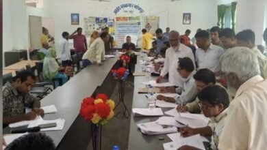 SIR-2026: महेशपुर के चार केंद्रों पर मतदाताओं की सुनवाई, दस्तावेजों की हुई जांच SIR-2026: महेशपुर के चार केंद्रों पर मतदाताओं की सुनवाई, दस्तावेजों की हुई जांच