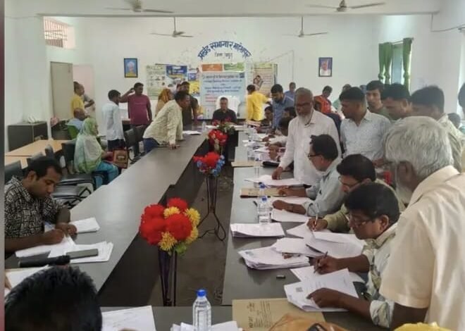SIR-2026: महेशपुर के चार केंद्रों पर मतदाताओं की सुनवाई, दस्तावेजों की हुई जांच SIR-2026: महेशपुर के चार केंद्रों पर मतदाताओं की सुनवाई, दस्तावेजों की हुई जांच