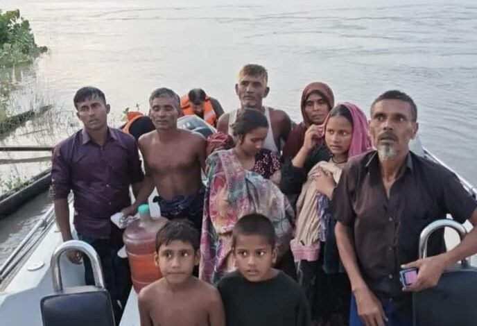 गंगा की तेज धारा में फंसे 10 लोगों की BSF ने बचाई जान, नाव डूबने के बाद पहुंचे थे भारतीय सीमा में