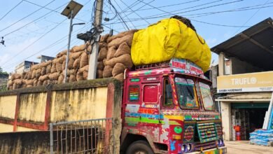 बरहरवा में बिजली तारों में फंसा कोयला लदा ट्रक, सड़क पर लगा जाम