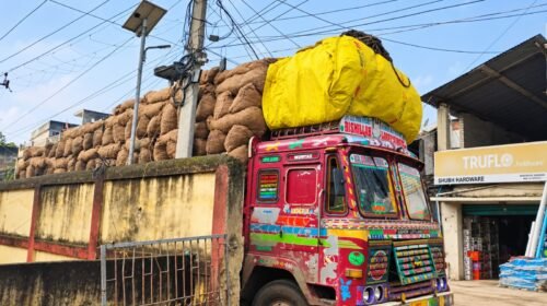 बरहरवा में बिजली तारों में फंसा कोयला लदा ट्रक, सड़क पर लगा जाम