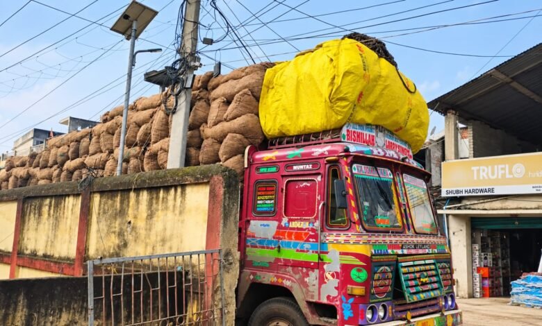 बरहरवा में बिजली तारों में फंसा कोयला लदा ट्रक, सड़क पर लगा जाम बरहरवा में बिजली तारों में फंसा कोयला लदा ट्रक, सड़क पर लगा जाम