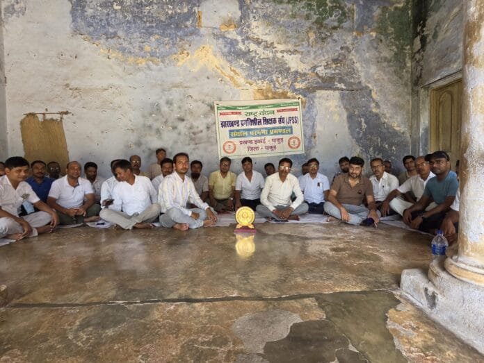 शिक्षकों की दो टूक पढ़ाने दें, कागजी काम में न उलझाएं; गैर-शैक्षणिक बोझ से मुक्ति की मांग शिक्षकों की दो टूक पढ़ाने दें, कागजी काम में न उलझाएं; गैर-शैक्षणिक बोझ से मुक्ति की मांग