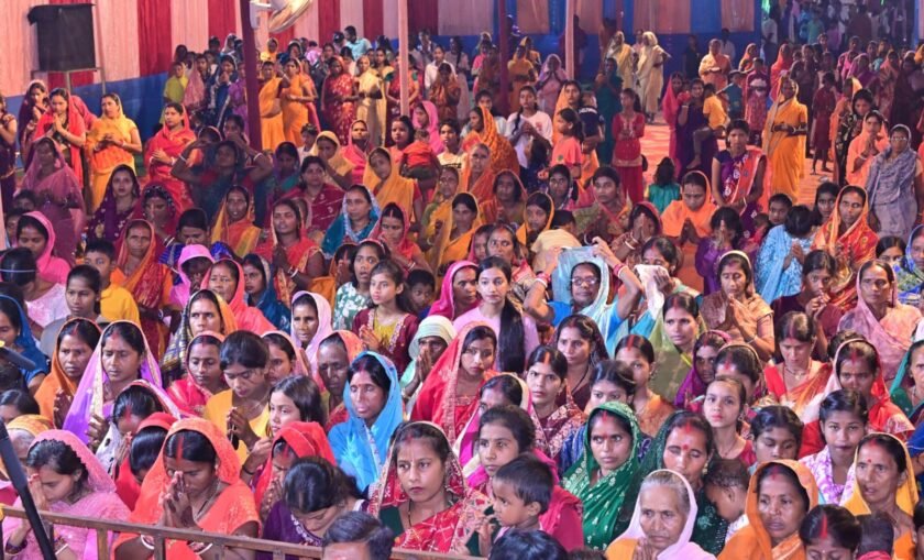 भागवत कथा में गूंजा भक्ति और शरणागति का संदेश, भीष्म प्रसंग पर भाव-विभोर हुए श्रद्धालु भागवत कथा में गूंजा भक्ति और शरणागति का संदेश, भीष्म प्रसंग पर भाव-विभोर हुए श्रद्धालु