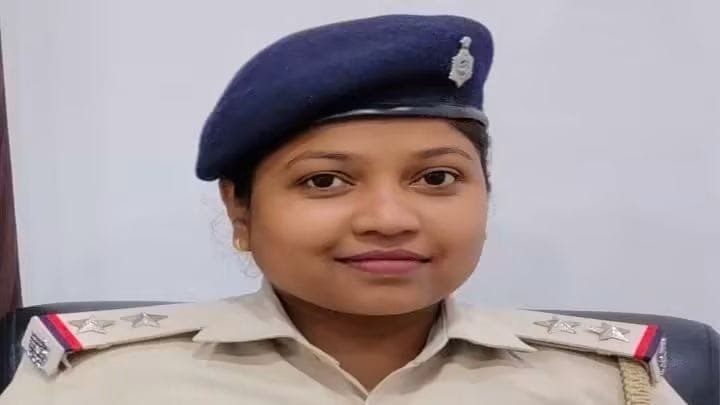 महिला दारोगा सुमित्रा कच्छप का निधन,रांची पुलिस लाइन में राजकीय सम्मान के साथ दी गई अंतिम सलामी महिला दारोगा सुमित्रा कच्छप का निधन,रांची पुलिस लाइन में राजकीय सम्मान के साथ दी गई अंतिम सलामी