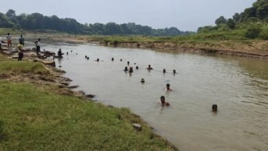 बांसलोई नदी में स्नान के दौरान दो बहनें डूबीं, एक को बचाया गया,दूसरी लापता