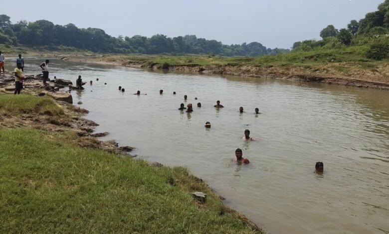 बांसलोई नदी में स्नान के दौरान दो बहनें डूबीं, एक को बचाया गया,दूसरी लापता बांसलोई नदी में स्नान के दौरान दो बहनें डूबीं, एक को बचाया गया,दूसरी लापता