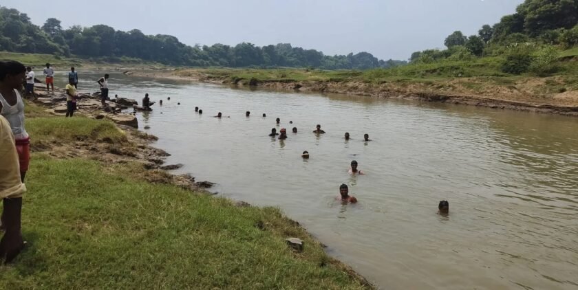 बांसलोई नदी में स्नान के दौरान दो बहनें डूबीं, एक को बचाया गया,दूसरी लापता बांसलोई नदी में स्नान के दौरान दो बहनें डूबीं, एक को बचाया गया,दूसरी लापता