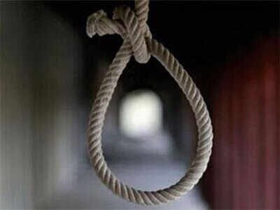 महिला ने पेड़ से फांसी लगाकर की आत्महत्या, पुलिस जांच में जुटी