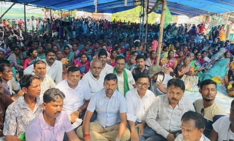 बरहेट-पतना में MMDR संशोधन कानून के खिलाफ झामुमो का प्रदर्शन, बड़ी संख्या में जुटे कार्यकर्ता बरहेट-पतना में MMDR संशोधन कानून के खिलाफ झामुमो का प्रदर्शन, बड़ी संख्या में जुटे कार्यकर्ता