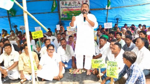 MMDR संशोधन कानून के खिलाफ बरहरवा में झामुमो का धरना, सांसद विजय हांसदा ने उठायी आवाज