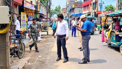 Pakur:सड़क किनारे अतिक्रमण और अवैध पार्किंग पर चला प्रशासन का डंडा, दो वाहन जब्त Pakur:सड़क किनारे अतिक्रमण और अवैध पार्किंग पर चला प्रशासन का डंडा, दो वाहन जब्त