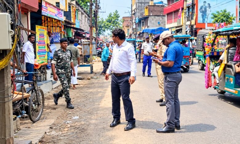 Pakur:सड़क किनारे अतिक्रमण और अवैध पार्किंग पर चला प्रशासन का डंडा, दो वाहन जब्त