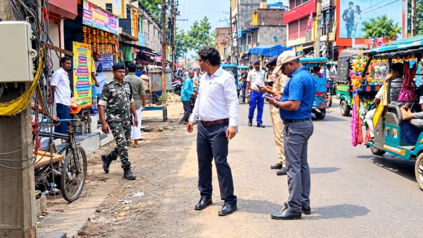 Pakur:सड़क किनारे अतिक्रमण और अवैध पार्किंग पर चला प्रशासन का डंडा, दो वाहन जब्त