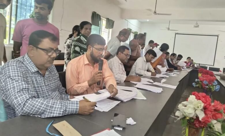 महेशपुर में SIR-2026 की सुनवाई,आठ मतदान केंद्रों के सैकड़ों मतदाताओं के मामलों की हुई जांच महेशपुर में SIR-2026 की सुनवाई,आठ मतदान केंद्रों के सैकड़ों मतदाताओं के मामलों की हुई जांच