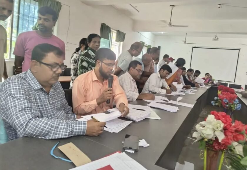 महेशपुर में SIR-2026 की सुनवाई,आठ मतदान केंद्रों के सैकड़ों मतदाताओं के मामलों की हुई जांच महेशपुर में SIR-2026 की सुनवाई,आठ मतदान केंद्रों के सैकड़ों मतदाताओं के मामलों की हुई जांच
